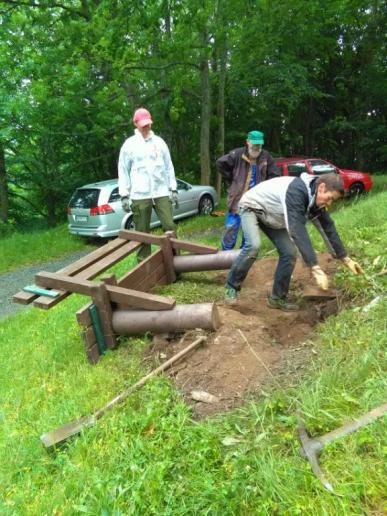 Am 1.7.2017 wurden mit vereinten Kräften die Fundamentlöcher gebuddelt...