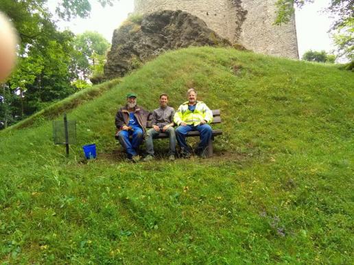 Die neue Bank lädt alle Besucher der Burg zum Verweilen ein!