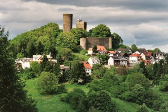 Die Burg prägt das Bild der Gemeinde Oberreifenberg.