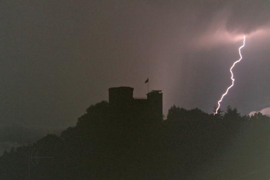 Marco Kattwinkel hat in der Nacht zum 7.7.2017 dieses Blitz-Bild von der Burg machen können. Herzlichen Dank!