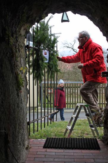 Der Kirchkeller wird als Raum der Stille zu Advent geschmückt.